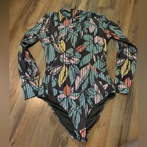 Long sleeve one piece. O’Neill. No tag fits 12/14